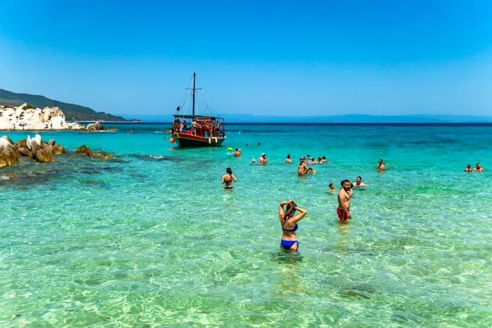 Turiştii care intră în Grecia vor trebui să plătească o suprataxă de 20 de euro pentru serviciile de sănătate oferite în timpul şederii lor