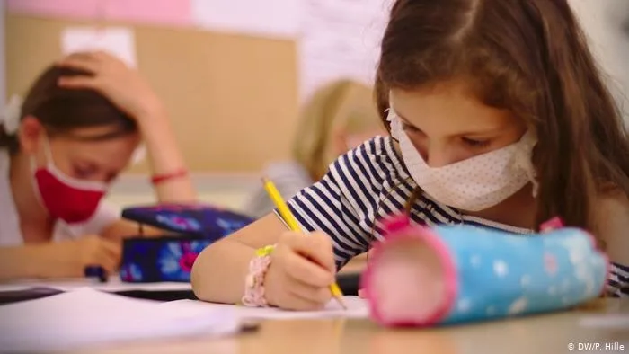 Nu există fonduri suficiente. „Profesorii vor merge la școală cu masca pe care și-o vor procura ei și elevii la fel”