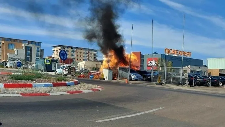 Incendiu puternic la o conductă de gaz: două mașini au luat foc