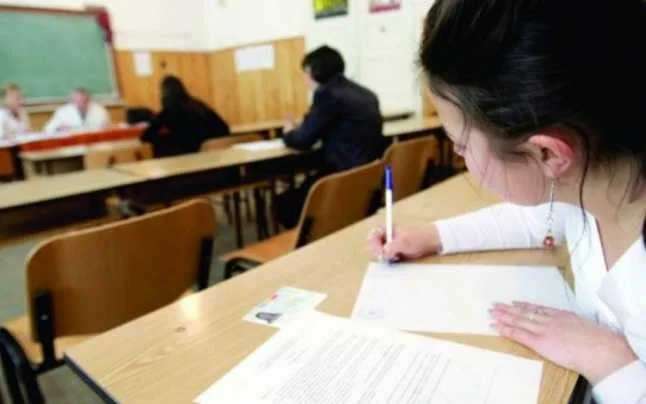 Legea care prevede acordul scris al părinților pentru programe de “educație sanitară” e constituțională