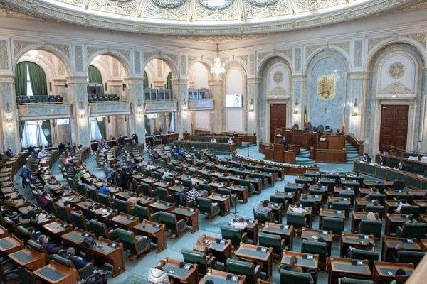Membrii Comisia de muncă din Senat analizează din nou interdicția cumul pensie-salariu și taxa pe boală