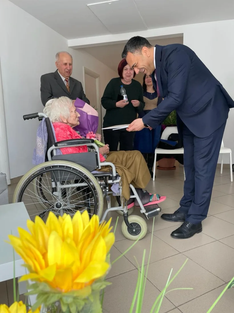 Un secol de viață împlinit de o distinsă argeșeancă, sărbătorit public de conducerea municipiului Pitești