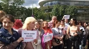 Protest spontan la Guvern. Angajații instituției cer salarii mai mari