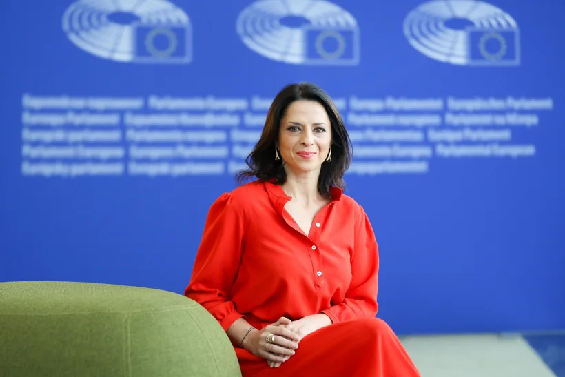 REPER: Guvernanții au transformat TAROM într-un cuib de nepotism și ineficiență, acum vin cu soluții simpliste și populiste