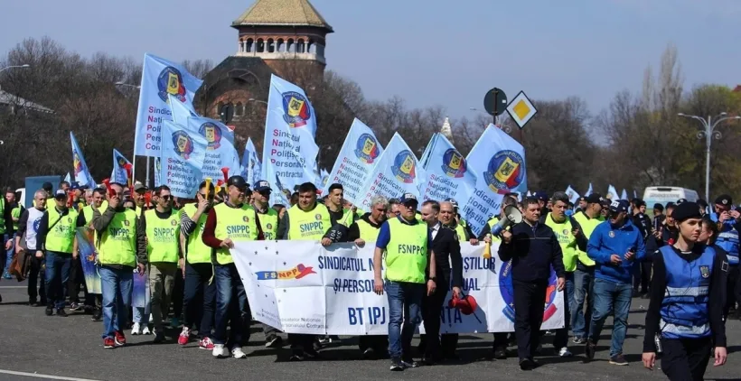 Polițiștii, militarii și polițiștii de penitenciare iau cu asalt sediile centrale ale PSD și ale PNL