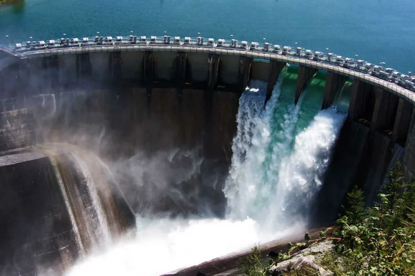 Premieră la Hidroelectrica. O centrală electrică cu panouri fotovoltaice va fi amplasată pe un lac din Olt