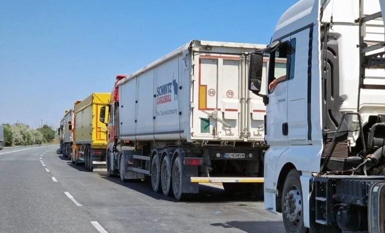 Cod roșu de caniculă. Camioanele nu au voie pe autostrăzile și drumurile naționale din șase județe