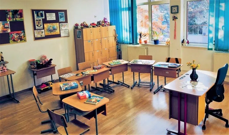 Reguli pentru redeschiderea școlilor din toamnă: clase de 10-15 elevi, care să stea 4 ore pe zi la școală. Măștile nu sunt obligatorii pentru elevi!