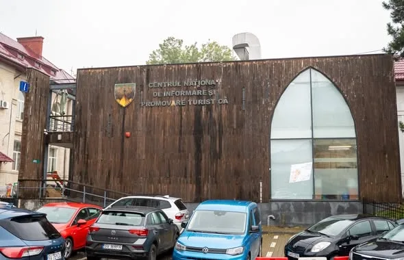 Transformăm o clădire ajunsă într-o stare deplorabilă, din centrul Sucevei, într-un imobil modern