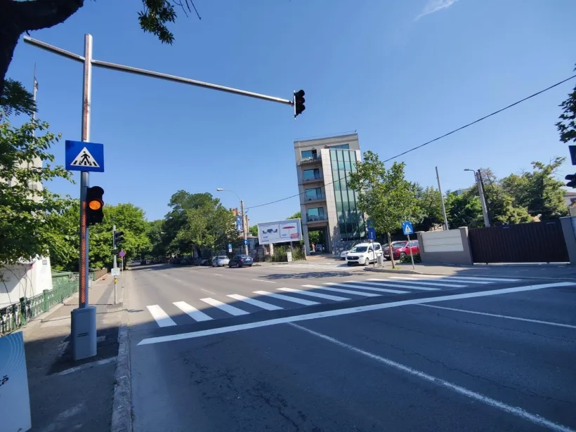 Două noi treceri de pietoni semaforizate în zona podului pietonal de pe Splaiul Unirii