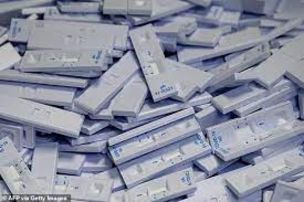 C&acirc;nd vin testele de salivă: Abia de luna viitoare vor fi testați elevii la intrarea &icirc;n școală