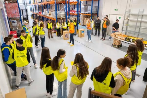 Elevi din sectorul 6 &icirc;n Proiectul &bdquo;Să faci o faptă bună fără să aștepți nimic &icirc;n schimb&rdquo;