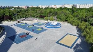 Volei și baschet, în cel mai neobișnuit loc de pe pământ – cuva unui lac secat din Sectorul 6