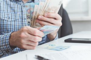 Ministerul Finanţelor a luat peste 800 de milioane de lei de la bănci