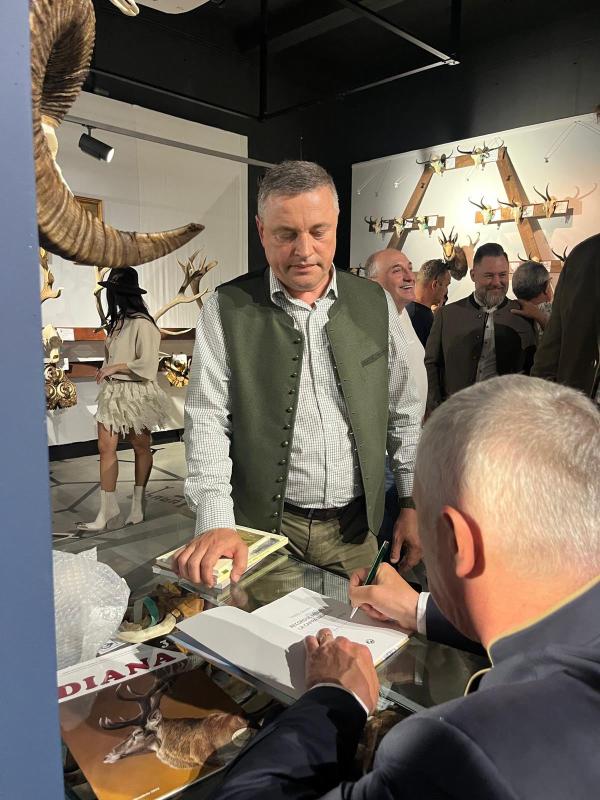 Cartea &bdquo;Recordul mondial la capră neagră&rdquo;