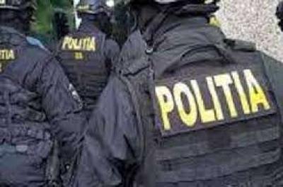 Percheziții la o grupare acuzată că a obţinut 1,7 milioane de euro din înşelăciuni cu indemnizaţii de creştere a copilului