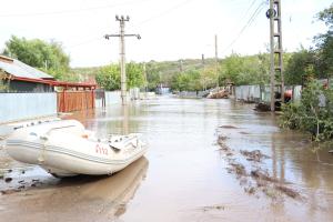 Alimente și apă de la rezervele statului, distribuite în localitățile gălățene afectate de inundații
