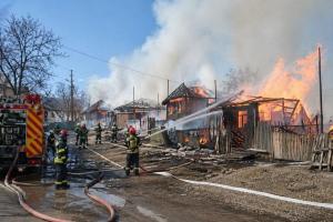 Case distruse de flăcări &icirc;n Soveja. Ajutoare guvernamentale pentru victimele incendiului