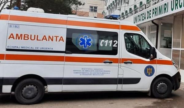 Centru mobil de vaccinare &icirc;ntr-o ambulanță, pentru caravana de vaccinare &icirc;n comunele din județ