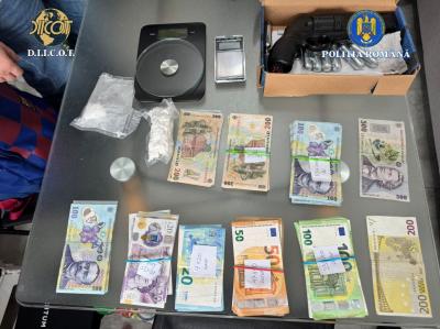 Percheziție la locuința unui traficant de cocaină din Craiova: pistol cu aer comprimat și sume mari de bani ridicate