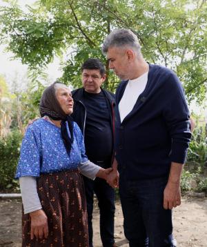 Victimele inundațiilor primesc lemn pentru încălzirea locuințelor