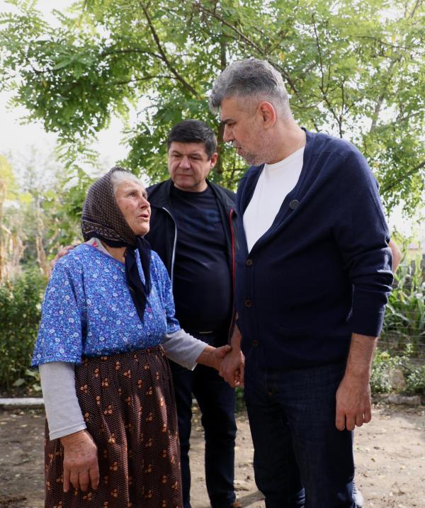 Victimele inundațiilor primesc lemn pentru &icirc;ncălzirea locuințelor