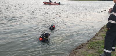 Alertă pe Dunăre. Pompierii şi scafandrii caută de mai bine de 20 ore un bărbat în vârstă de 60 ani