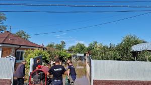 Oamenii afectați de inundații din Galați primesc bani pe Guvern