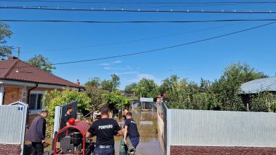 Oamenii afectați de inundații din Galați primesc bani pe Guvern