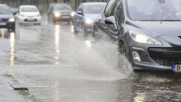 ANM a emis două avertizări de tip COD GALLBEN de vânt puternic și ploi abundente