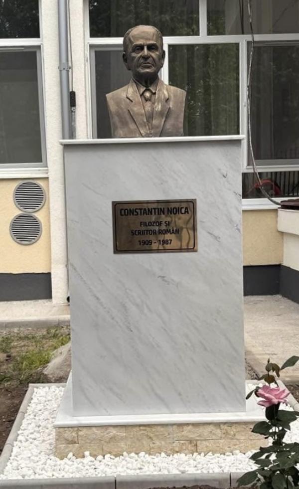 Bustul lui Constantin Noica, în curtea liceului cu același nume din Alexandria