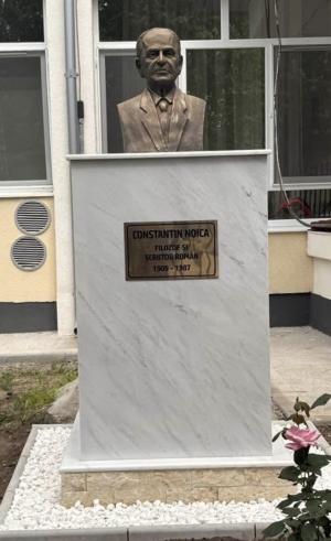 Bustul lui Constantin Noica, în curtea liceului cu același nume din Alexandria