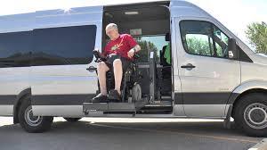 Refuzul de a transporta persoane cu handicap devine contravenție și se pedepsește cu amenzi dure