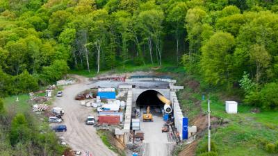 Tunelul Mureni, lung de 740 de metri, a fost străpuns complet &icirc;n cadrul lucrărilor Brașov&ndash;Sighișoara