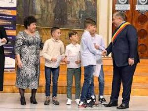 Elevii și profesorii merituoși ai Clujului vor fi recompensați
