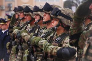 Românii între 18 și 35 de ani vor putea urma, voluntar, un program militar de patru luni