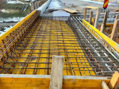 Lucrările de refacere a podului peste râul Crasna avansează