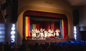 Spectacol folcloric al tradiției și valorilor românești, de Ziua Națională, la Brad