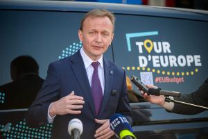 Comisarul european pentru buget, luptă antifraudă și administrație publică, vine joi și vineri în România