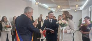 Tinerele cupluri din Buzău primesc cărți cu istoria Buzăului, când se căsătoresc și îndemnul să fie mândri de originile lor de buzoieni