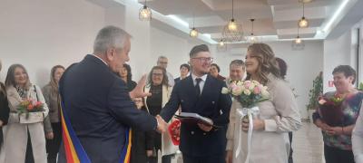 Tinerele cupluri din Buzău primesc cărți cu istoria Buzăului, c&acirc;nd se căsătoresc și &icirc;ndemnul să fie m&acirc;ndri de originile lor de buzoieni