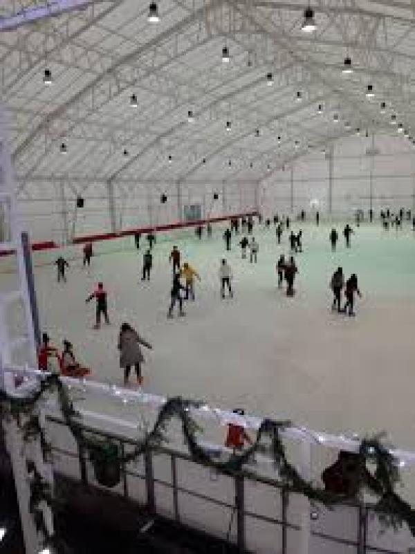 Patinoarul din Brăila redeschis de Sărbători