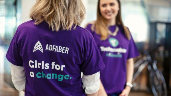 Minder - aplicația creată de c&acirc;teva fete de liceu, pentru persoanele care suferă de demență