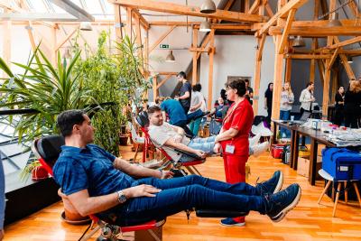 Solidaritate pentru viață: Zeci de bucureșteni au donat s&acirc;nge la evenimentul organizat la sediul Primăriei Capitalei