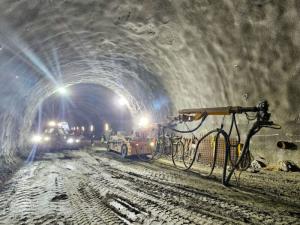 Se lucrează intens la tunelul Momâia, primul tunel forat construit pe o autostradă din România
