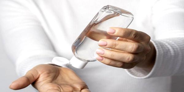 Imagini de groază. Ce a pățit o femeie de la dezinfectantul dintr-un supermarket