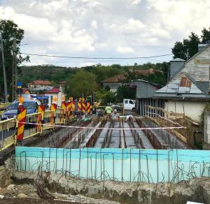 Un pod vechi de jumătate de secol din județul Galați, modernizat complet: grinzi de peste 100 tone, montate deja