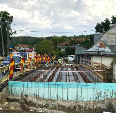 Un pod vechi de jumătate de secol din județul Galați, modernizat complet: grinzi de peste 100 tone, montate deja