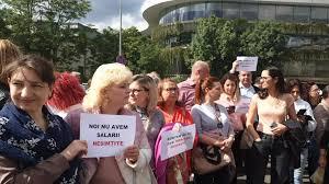 Protest spontan la Guvern. Angajații instituției cer salarii mai mari