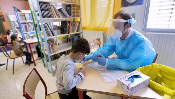 Ce se &icirc;nt&acirc;mplă &icirc;n cazul unui test rapid din salivă care iese pozitiv